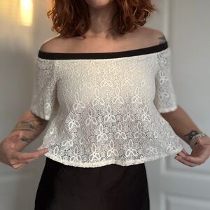 Pretty cream lace off-the-shoulder crop top women’s S/M